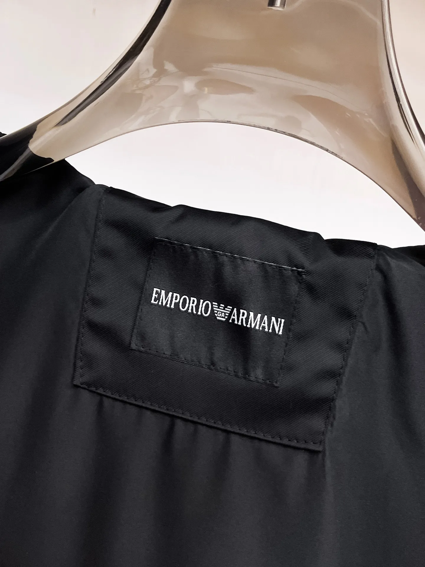 Armani official website Same Style, complete with three labels, on sale in advance. 2026 Autumn and Winter New Arrival men's jacket, Original with complete three labels, Premium version. Custom-made fabrics at the counter. Breathable, high comfort, impeccable details, brand element design concept, reflecting high quality. It feels delicate and soft, presents a casual cut, and has a great upper body shape. Sizes: M～3XL,
